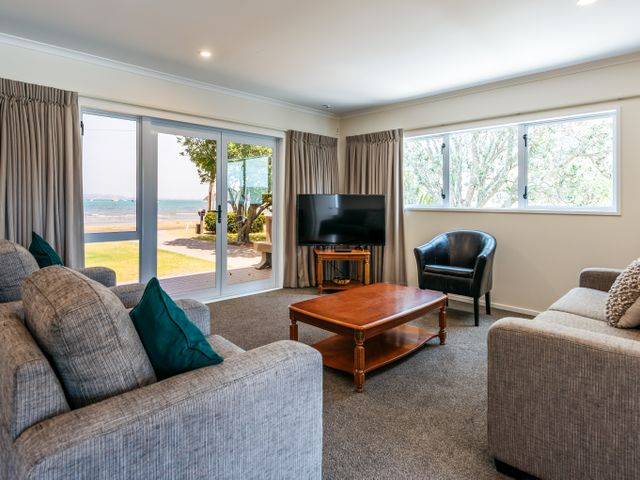 Number Six - Oneroa Holiday Home - 1040536 - photo 3