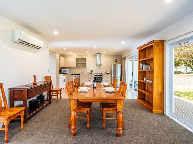 Number Six - Oneroa Holiday Home - 1040536 - photo 4