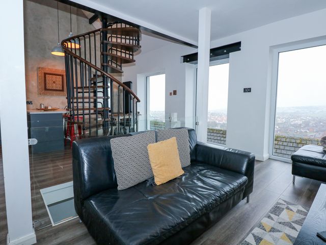 Bella Vista Penrhyn Bay, Conwy. Freestanding bath. Near pub. Pet-friendly. Games and books. Sea view