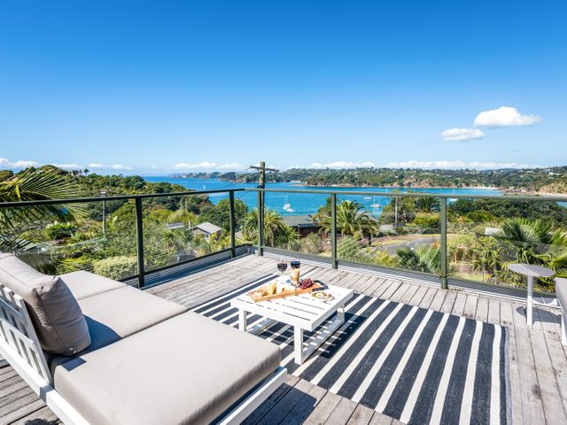 Oneroa Views With Spa Pool - 1045424 - photo 1