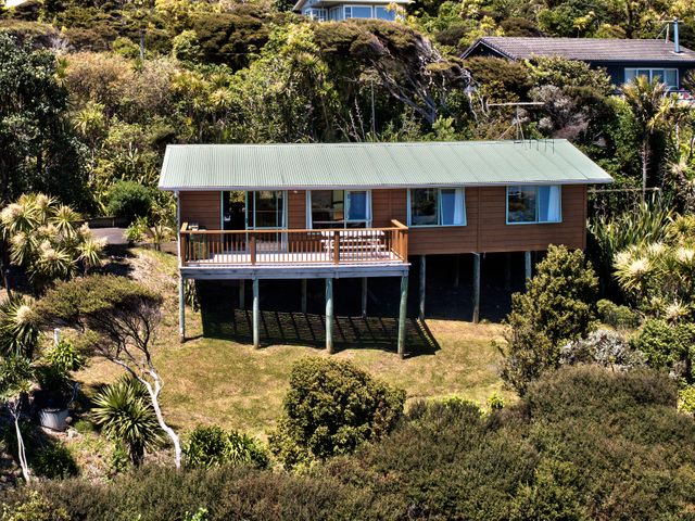 Seaview, Sun and Surf - Piha Holiday Home - 1046059 - photo 2
