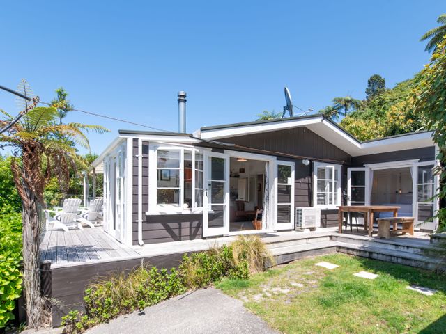 Kiwiana Bach - Lake Tarawera Holiday Home - 1046633 - photo 2