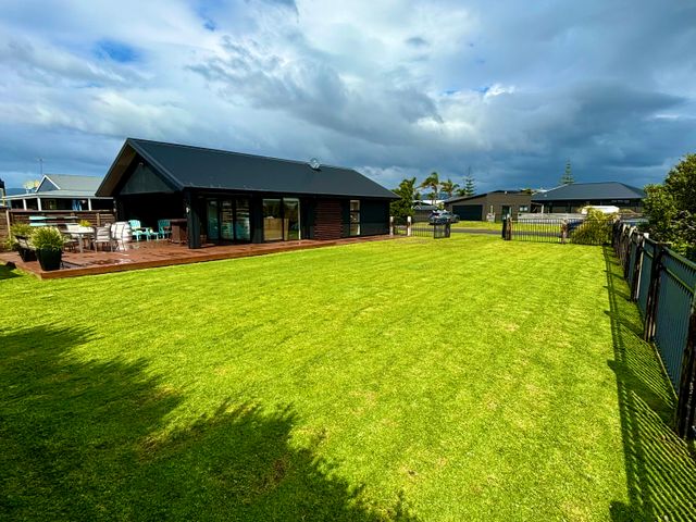 Black Beauty Retreat - Matarangi Holiday Home - 1049097 - photo 1