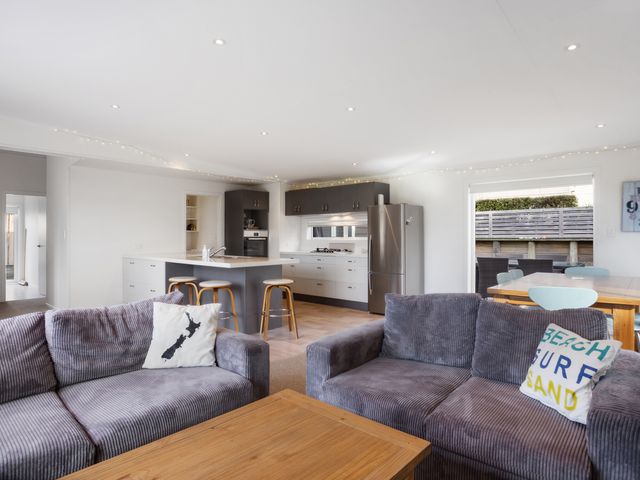 Modern Kiwi Bach - Waihi Beach Holiday Home - 1049701 - photo 2