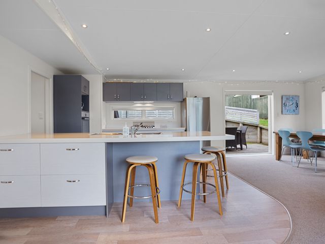 Modern Kiwi Bach - Waihi Beach Holiday Home - 1049701 - photo 5