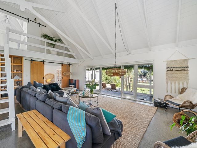 The House - The Lodge Te Horo - 1055998 - photo 2