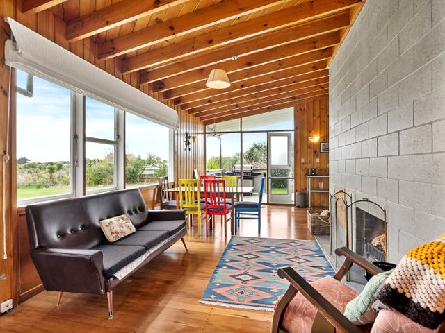 Queenie - Waikanae Beach Holiday Home - 1056230 - photo 2