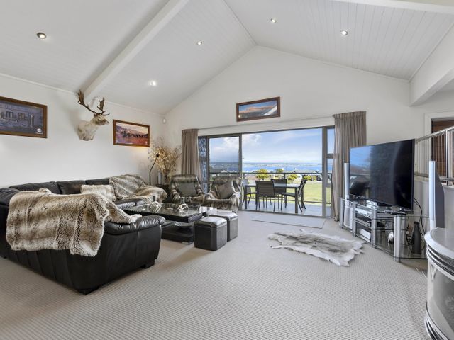 Lake View Bliss - Lake Taupo Holiday Home - 1057015 - photo 2