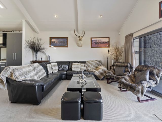 Lake View Bliss - Lake Taupo Holiday Home - 1057015 - photo 3