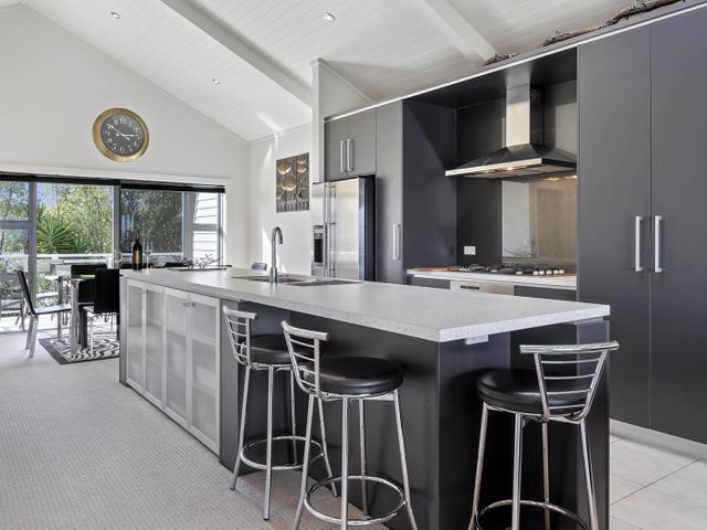 Lake View Bliss - Lake Taupo Holiday Home - 1057015 - photo 4