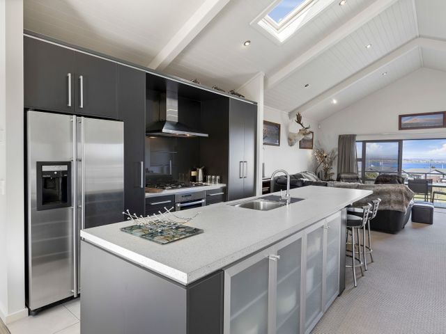 Lake View Bliss - Lake Taupo Holiday Home - 1057015 - photo 5