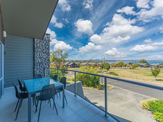 Lake View Bliss - Lake Taupo Holiday Home - 1057015 - photo 4