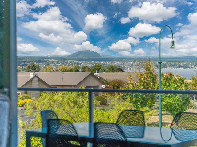 Lake View Bliss - Lake Taupo Holiday Home - 1057015 - photo 3