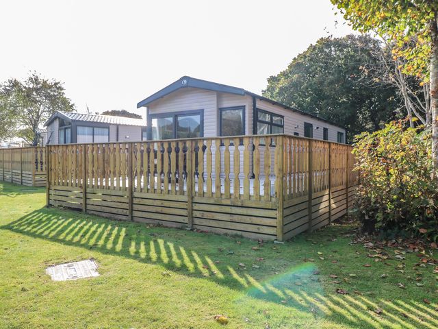 Riverside Retreat, Black 6 photo 1