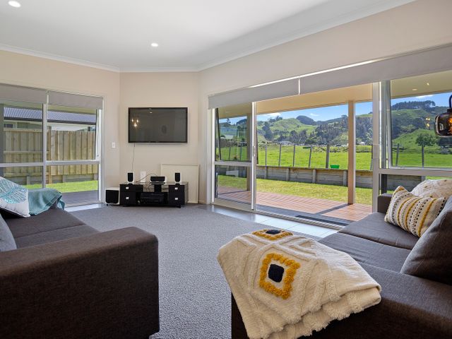 Sky Blue Retreat - Waihi Beach Holiday Home - 1058548 - photo 2