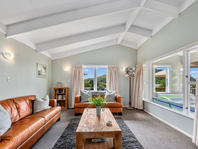 Lake Living - Kuratau Holiday Home - 1061232 - photo 2