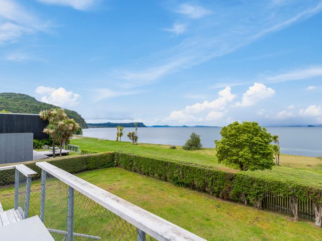 Lakefront Lodge - Kuratau Holiday Home - 1061301 - photo 1