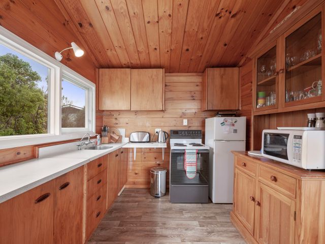 Lakefront Lodge - Kuratau Holiday Home - 1061301 - photo 4