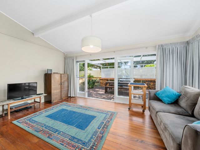 Blue Gate Cottage - Waikanae Beach Holiday Home - 1063720 - photo 3