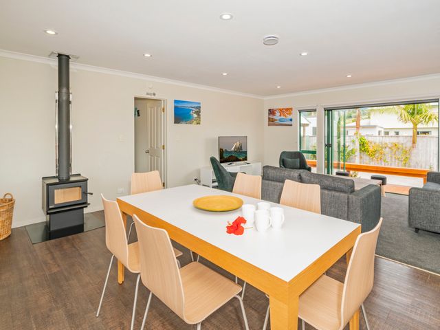The Sunny Bach - Cooks Beach Holiday Home - 1063977 - photo 3