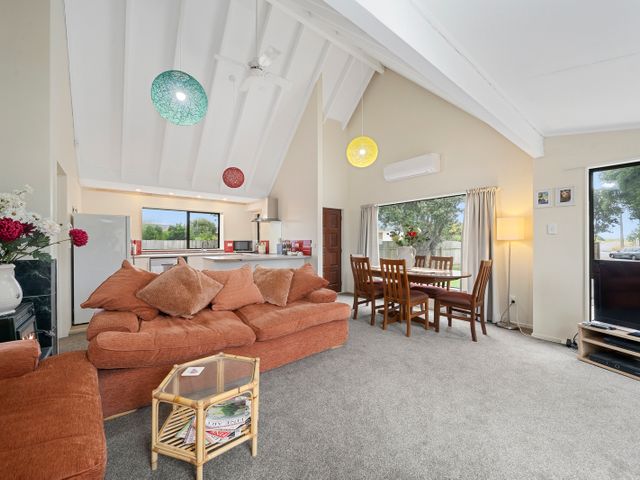 Wharerata - Otaki Beach Holiday Home - 1065041 - photo 2