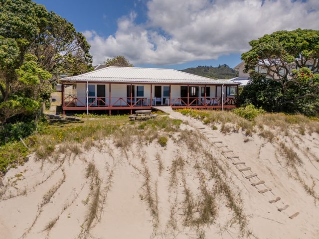 Poppy's Beach House - Beachfront Whangapoua Home - 1067295 - photo 5