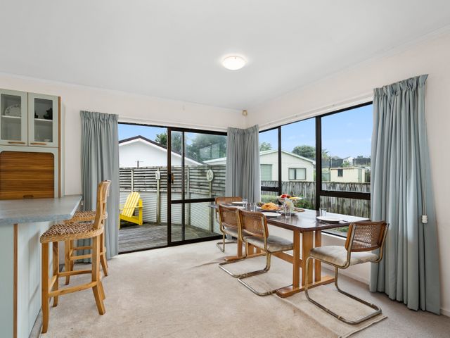 Hit The Beach - Waitarere Beach Holiday Home - 1068958 - photo 5