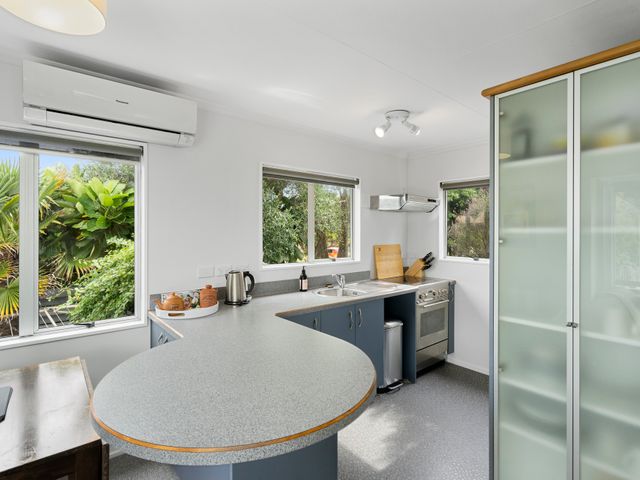 The Wee Blue Bach - Waikanae Beach Holiday Home - 1069195 - photo 4