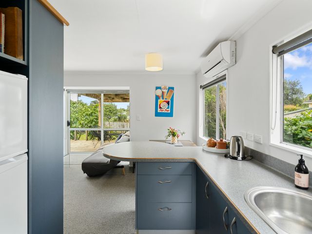 The Wee Blue Bach - Waikanae Beach Holiday Home - 1069195 - photo 5