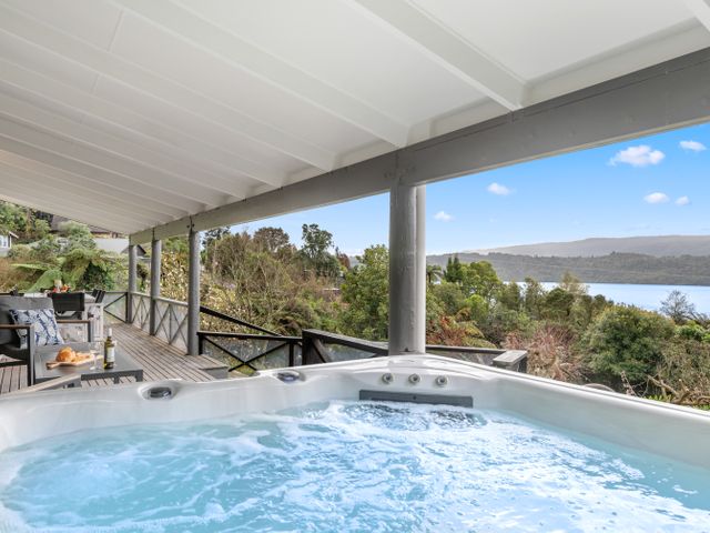 Splendour on Spencer - Lake Tarawera Holiday Home - 1069498 - photo 3