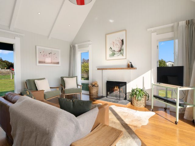 Te Whare Hipi - Martinborough Holiday Home - 1077591 - photo 4