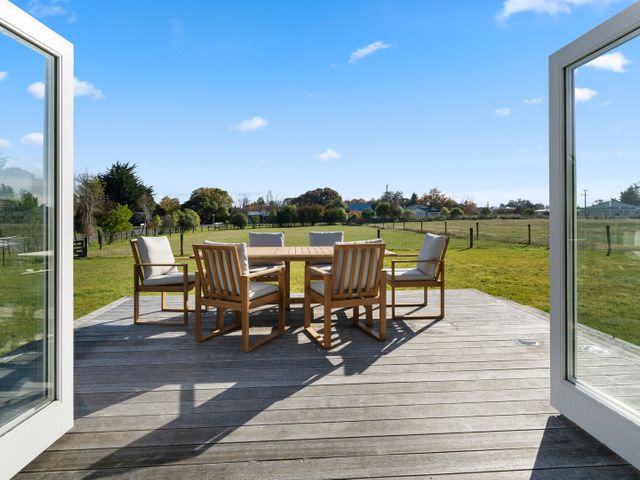 Te Whare Hipi - Martinborough Holiday Home - 1077591 - photo 2
