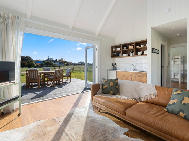 Te Whare Hipi - Martinborough Holiday Home - 1077591 - photo 5