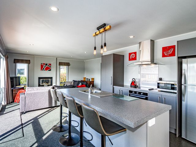 Sunshine and Snow Lodge - Ohakune Holiday Home - 1079687 - photo 4