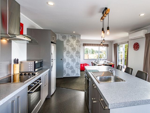 Sunshine and Snow Lodge - Ohakune Holiday Home - 1079687 - photo 5