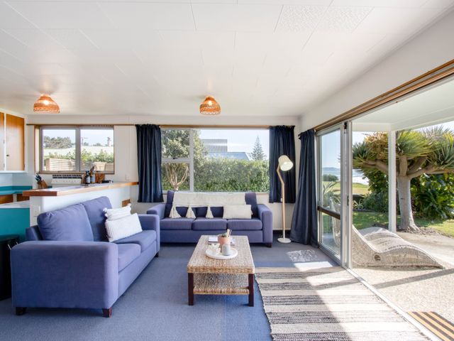 Absolute Beachfront - Waimarama Holiday Home - 1087906 - photo 3