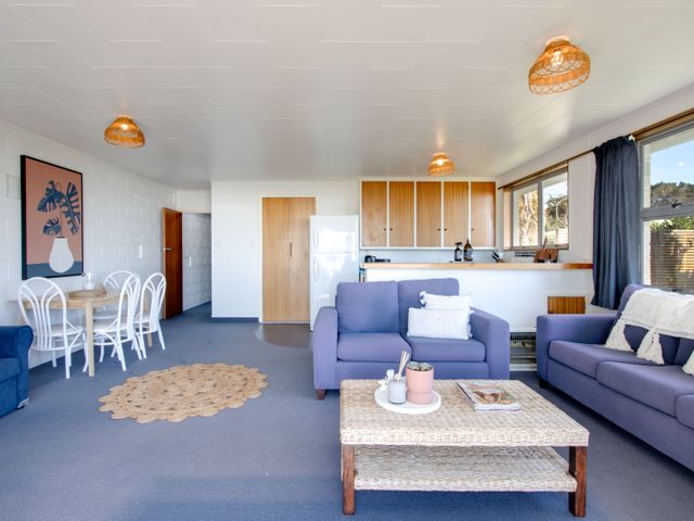 Absolute Beachfront - Waimarama Holiday Home - 1087906 - photo 5