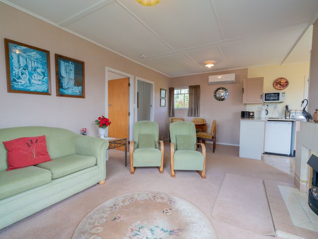 Rustlein Cottage - Te Anau Holiday Home - 1090707 - photo 3