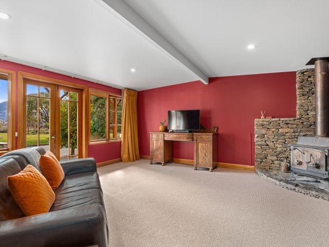 Glendhu Station Homestead - Glendhu Bay Home - 1093722 - photo 2