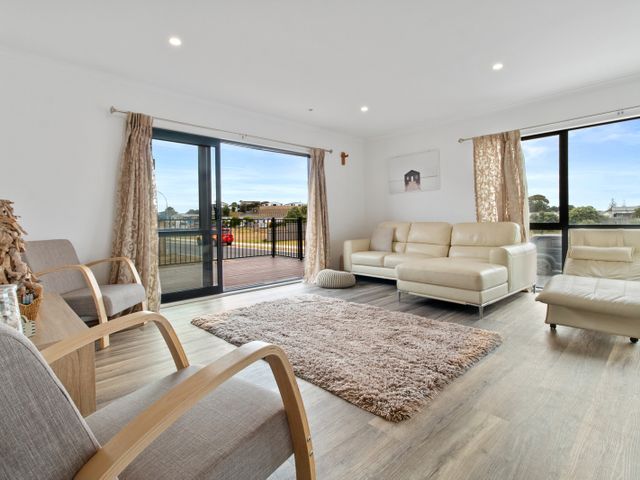 Sandy Shores - Waihi Beach Holiday Home - 1094615 - photo 2