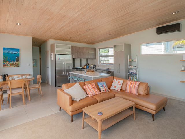 Castaway Bach - Whangamata Holiday Home - 1096589 - photo 2