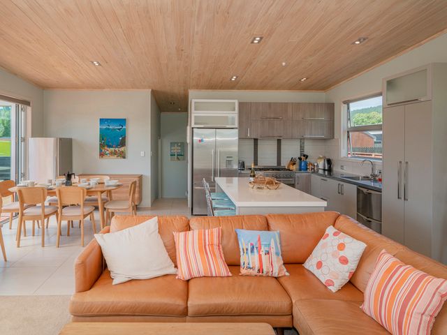Castaway Bach - Whangamata Holiday Home - 1096589 - photo 3