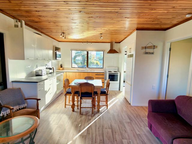 The Sunrise Bach - One Tree Point Holiday Home - 1096593 - photo 3