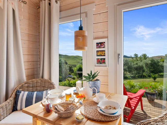 Kaitipu - Papamoa Hills Holiday Cabin - 1099092 - photo 2