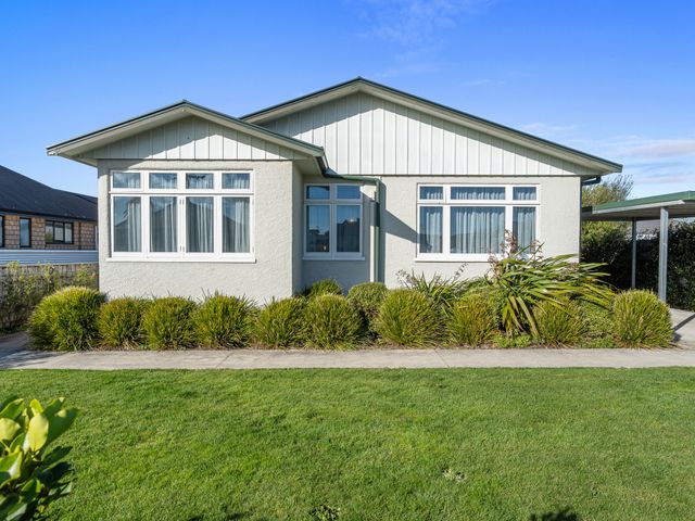 A house with windows and plants in the front yard at Bliss on Barratt - Blenheim