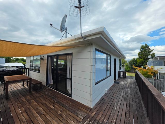 Rainbow Lake House - Lake Taupō Holiday Home - 1102233 - photo 2