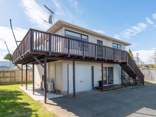 Rainbow Lake House - Lake Taupō Holiday Home - 1102233 - photo 2