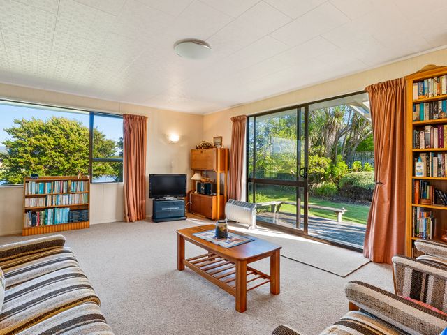 Waikanae Waves - Waikanae Beach Holiday Home - 1108772 - photo 2