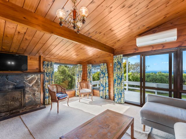 Lakefront Gem - Kuratau Holiday Home - 1109568 - photo 4