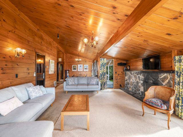 Lakefront Gem - Kuratau Holiday Home - 1109568 - photo 2